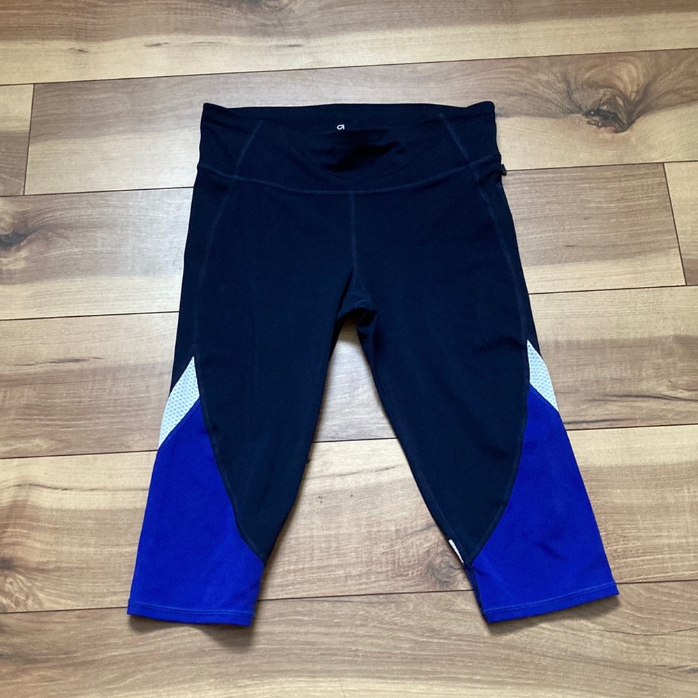 GapFit Eclipse below knee workout pants. Size S